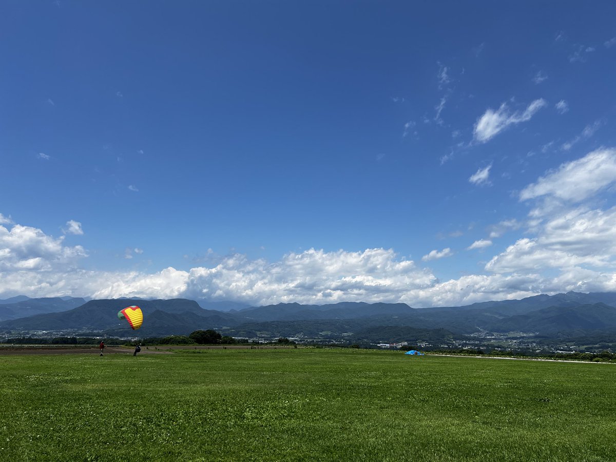 パラグライダーの練習は飛ぶ練習だけじゃなく、こういう平地での凧あげみたいのもある。
今日初めてやってすごくおもしろかったけども…🫠 