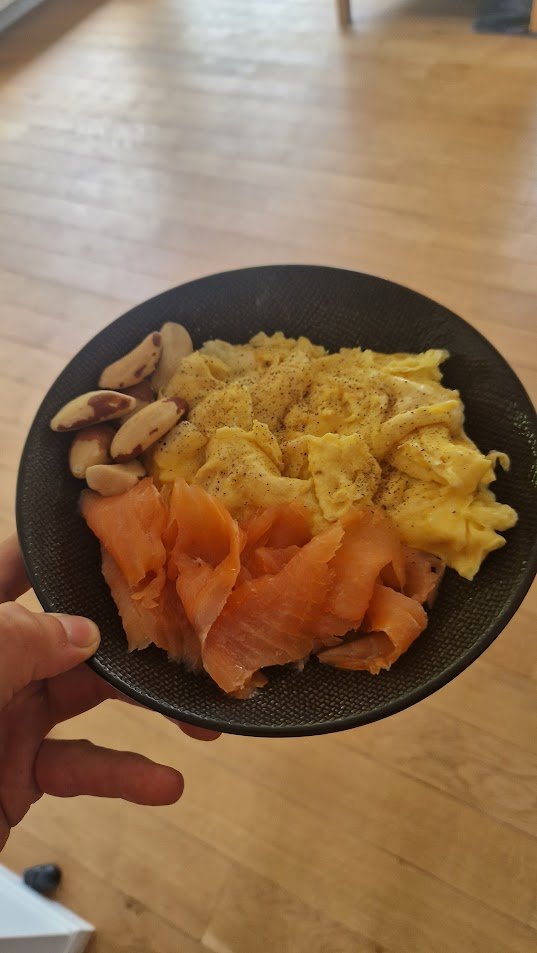 Les 3 meilleures choses que j'ai changées dans mon alimentation pour taffer comme un fou furieux :

1. Jeûner le matin
2. Réduire la taille de mes repas
3. Avoir des repas full lipides quand je dois performer mentalement

(4 oeufs, beurre, saumon, noix brésil, saumon fumé)