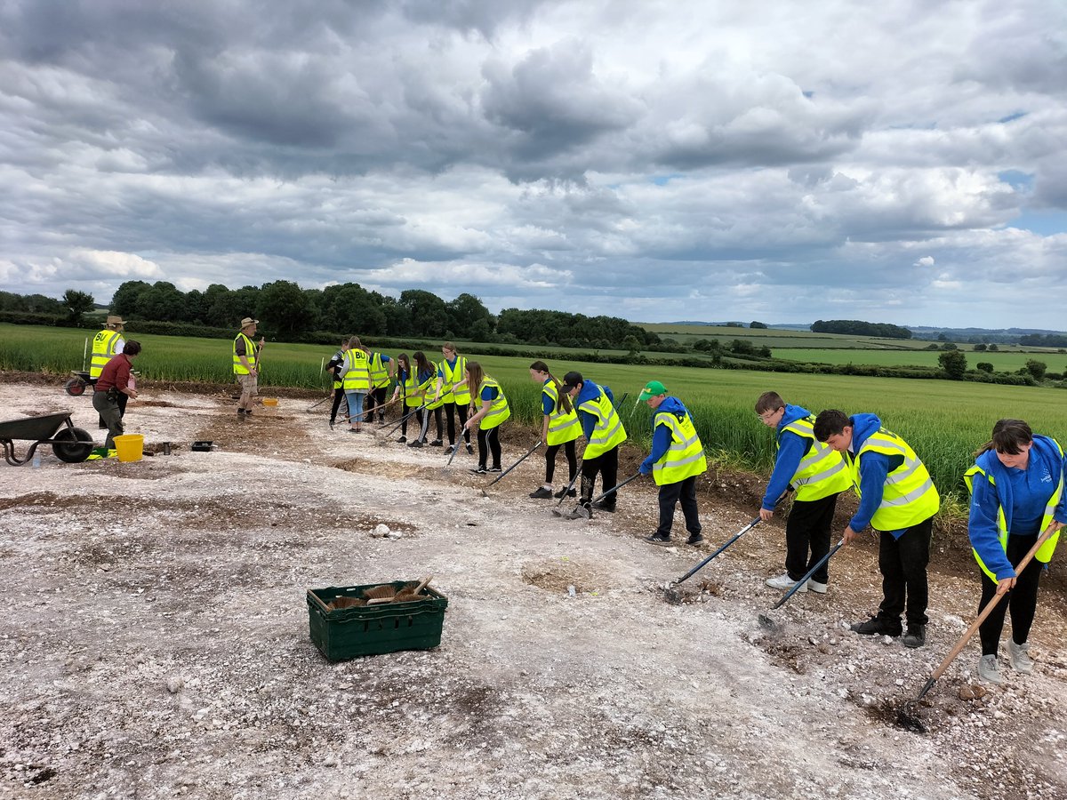 Jon Egging Trust Blue Skies Students having a great time on the BU Big Dig! <a href="/BU_ArchAnth/">Bournemouth Arch & Anth</a> <a href="/Durotrigesdig/">Durotriges Project</a> <a href="/JonEggingTrust/">JonEggingTrust</a>