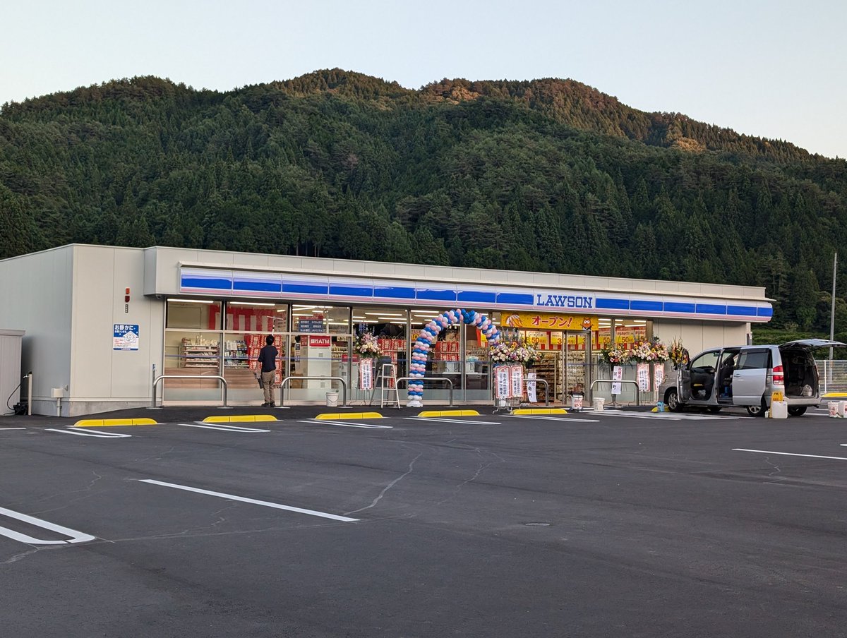 tsuruya10234's tweet photo. ローソンが店の隣にあると、ちょっと嫌なことがあっても「まあ外に出ればローソンあるしな」ってなるし仕事でむかつく人に会っても「そんな口きいていいのか？私はローソンでからあげクンとよろしくやってる身だぞ」ってなれる。戦闘力を求められる現代社会においてローソンとお隣は有効 https://t.co/DT7Stodouo