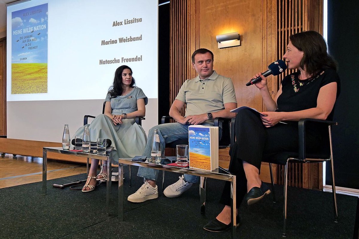 NataschaFreund1's tweet photo. „Meine wilde Nation“: Buchvorstellung mit Alex Lissitsa @drlissitsa und Marina Weisband @Afelia in @bbaw_de. Zu wild für Europa? Im Gegenteil! Alles im Podcast DER ZWEITE GEDANKE @rbb24 . Danke für die schöne Koop @CHBeckLiteratur @BuchPR https://t.co/WjISMZTeIE