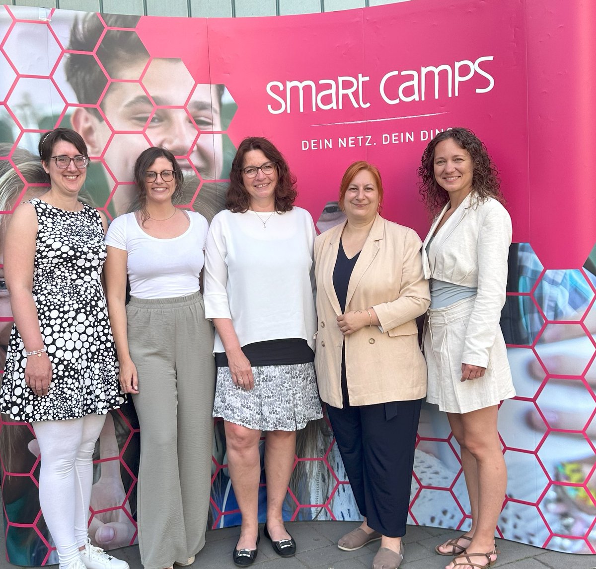 WestLotto (@westlotto) on Twitter photo Ein kritischer und gesunder Umgang mit digitalen Inhalten - vom Gaming bis Instagram. Das steht bei unseren #SmartCamps auf dem Stundenplan. Großer Dank an <a href="/GonulEglence/">Gönül Eğlence</a> MdL <a href="/GrueneFrakNRW/">Grüne Fraktion NRW</a> für die Schirmherrschaft und den Einsatz zuletzt bei der Veranstaltung in Essen 👏🙏 Mehr: Ein kritischer und gesunder Umgang mit digitalen Inhalten - vom Gaming bis Instagram. Das steht bei unseren #SmartCamps auf dem Stundenplan. Großer Dank an <a href="/GonulEglence/">Gönül Eğlence</a> MdL <a href="/GrueneFrakNRW/">Grüne Fraktion NRW</a> für die Schirmherrschaft und den Einsatz zuletzt bei der Veranstaltung in Essen 👏🙏 Mehr: