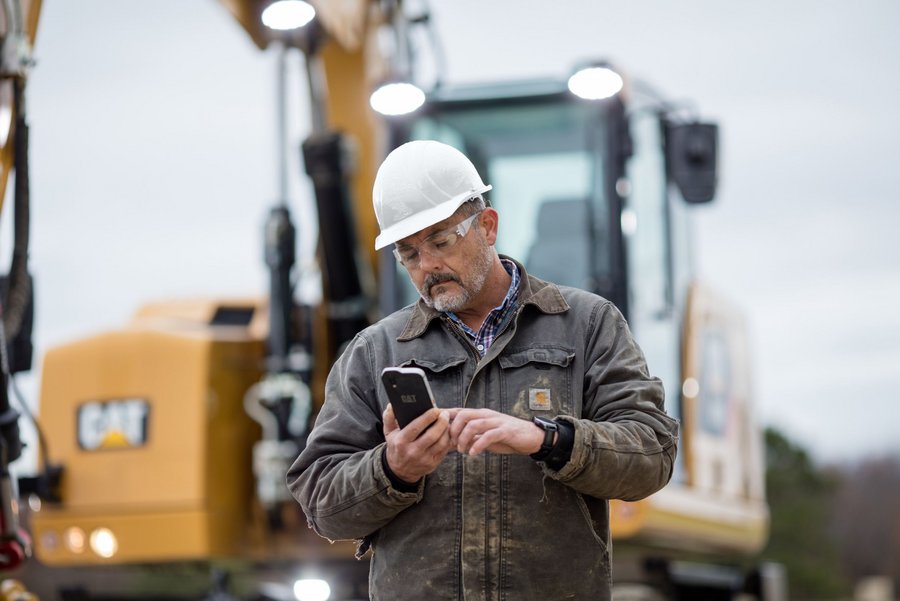 ABZ_News's tweet image. Der #Bagger streikt, sein Fahrer weiß nicht weiter: Dann muss ein Profi ran, den Fehler zu suchen. Inzwischen geht das remote, ohne direkt an der #Baumaschine zu schrauben. #Zeppelin greift dazu auf Echtzeit-Maschinendaten aus dem Flottenmanagement zurück. ow.ly/BXTy50Svg5C