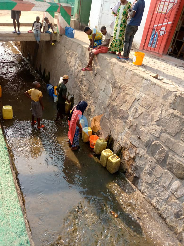 MagazineJimbere's tweet photo. 🚱 Les habitants des quartiers #Nyabagere, #Winterekwa et #Gasenyi de la zone #Gihosha en @NtahangwaMairie font face à une pénurie d'eau, et se rabattent sur des sources naturelles: lors de notre visite ce 03/07/2024, les riverains s'étaient rassemblés autour d'une source géologique située près du Lycée Scheppers, sur la RN1 devant le bureau de la commune #Ntahangwa, et à proximité d'un forage hydraulique de l'entreprise @AmaziWater
🙌🏿 Thierry Damas Ngezahindavyi, Directeur de l'Eau à la @Regideso_bdi, explique que cette carence est fréquente pendant les périodes estivales, car ces quartiers montagneux connaissent un faible débit d'eau. Cependant, il rassure que la régie déploie des efforts pour y remédier
#Burundi