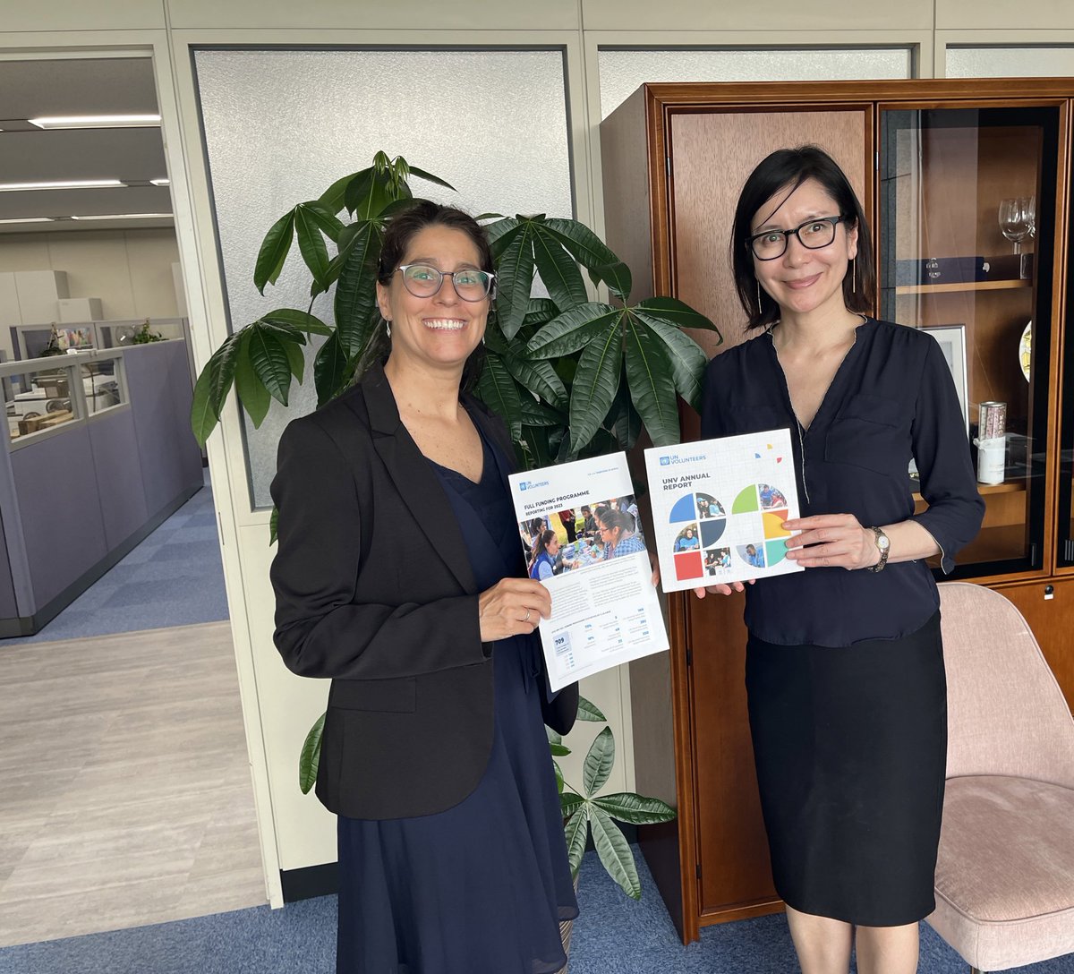 HidekoUNDP's tweet photo. Welcome Geraldine from @UNVolunteers in Bonn! Hats off to dedications and professionalisms of UNVs around the world 🌍 

国連ボランティア本部のジェラルディンさんを迎えて。 国連ボランティアの皆様に脱帽です。

@ToilyKurbanov https://t.co/6FleEZ1PUe