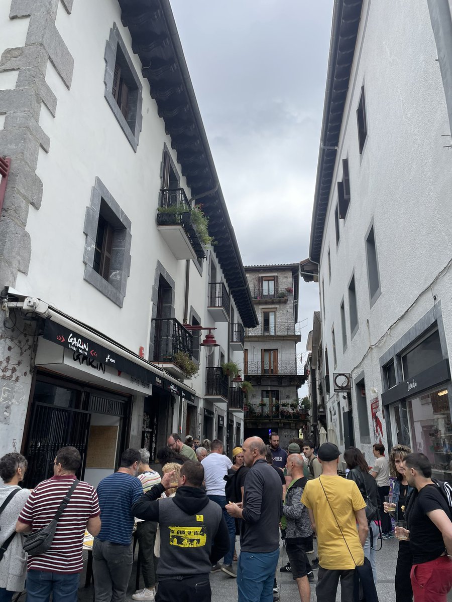 LAB_Goi_Tol_Bur's tweet image. Kurtso amaierako delegatu batzarra egin dugu eta Hernaniko Garin herriko tabernan ari gara tripa betetzen🥔🫒🌭🍾