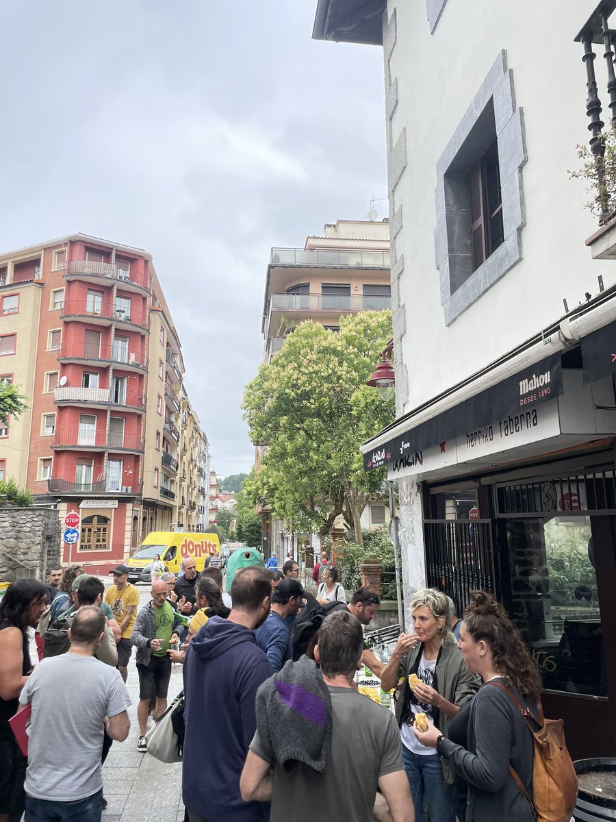 LAB_Goi_Tol_Bur's tweet image. Kurtso amaierako delegatu batzarra egin dugu eta Hernaniko Garin herriko tabernan ari gara tripa betetzen🥔🫒🌭🍾