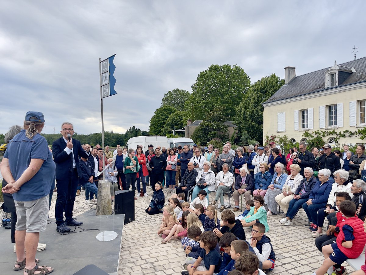 RCValdeLoire's tweet photo. #Tourisme 👒
⚓️ Une nouvelle toue cabanée à #Combleux ! Habitants et élus ont célébré ce bateau typique de la #Loire construit par l'association Les Chemins de l'Eau avec le soutien de la @RCValdeLoire, qui enrichira le tourisme fluvial autour de ce port de l'est d'#Orléans 📍 https://t.co/MuWoT7UHpI
