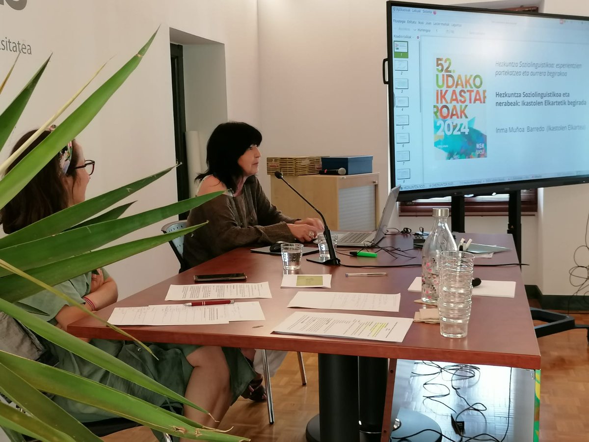 Esperientziak nerabeekin II

Inma Muñoa Barredo <a href="/inmamunoa/">Inma Muñoa Barredo</a> (<a href="/EHIkastolak/">Ikastolen Elkartea</a>).

#HezkuntzaSoziolinguistikoa #UI52