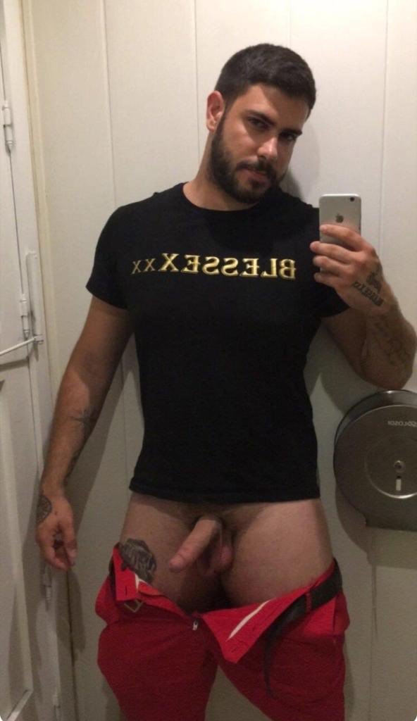 Te atreverías a hacerlo en el baño de un bar? 🍆 + en onlyfans.com/magicjavi