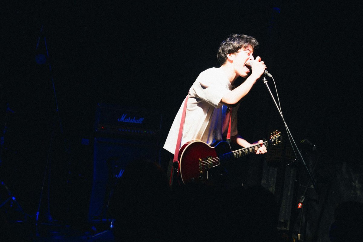InemuriDaruma_W's tweet photo. 【 LIVE PHOTO①】

7/3 LIVE SQUARE 2nd LINE

-set list-

OA むらさき/しおん

-面白SE①-

1.ハウトゥーユーズ
2.はっぴぃえんど
3.灯台元暗し
-mc-
4.中嶋になっちまえ
5.今出川より徒歩一分
6.優しい唄

 続く→

(photo by @momoko_8k ) https://t.co/vEjC0tDLAt