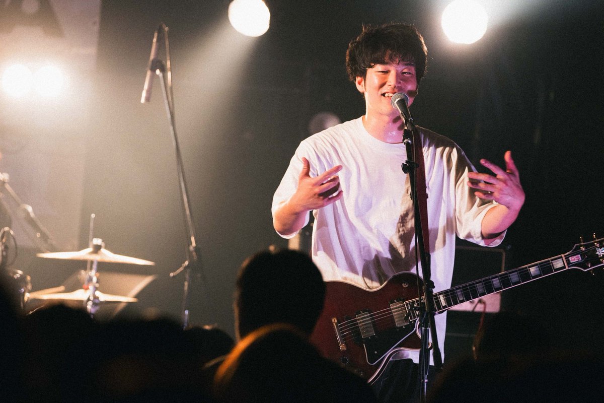InemuriDaruma_W's tweet photo. 【 LIVE PHOTO①】

7/3 LIVE SQUARE 2nd LINE

-set list-

OA むらさき/しおん

-面白SE①-

1.ハウトゥーユーズ
2.はっぴぃえんど
3.灯台元暗し
-mc-
4.中嶋になっちまえ
5.今出川より徒歩一分
6.優しい唄

 続く→

(photo by @momoko_8k ) https://t.co/vEjC0tDLAt