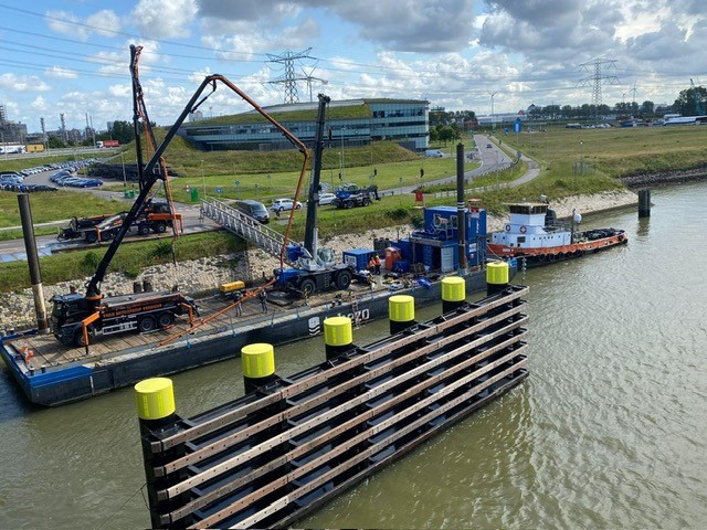 RWS_WNZ's tweet photo. De Suurhoffbrug heeft na twee maanden en veel complexe duikwerkzaamheden een vernieuwde aanvaarbeveiliging. Het oude geleidewerk was beschadigd nadat het meerdere malen was aangevaren. De aanvaarbeveiliging is gereed en de brug is nu weer goed beschermd. https://t.co/Rb9s5OMbwy