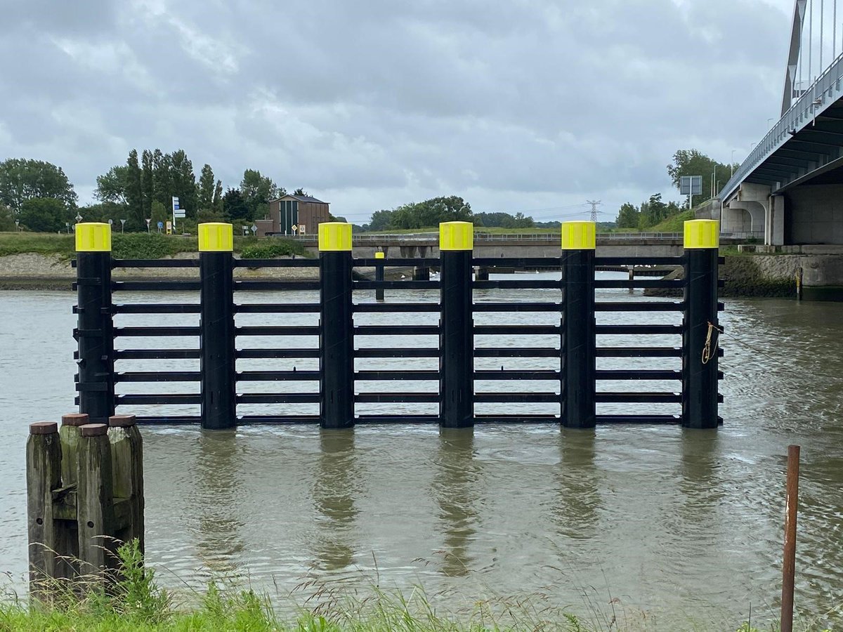 RWS_WNZ's tweet photo. De Suurhoffbrug heeft na twee maanden en veel complexe duikwerkzaamheden een vernieuwde aanvaarbeveiliging. Het oude geleidewerk was beschadigd nadat het meerdere malen was aangevaren. De aanvaarbeveiliging is gereed en de brug is nu weer goed beschermd. https://t.co/Rb9s5OMbwy