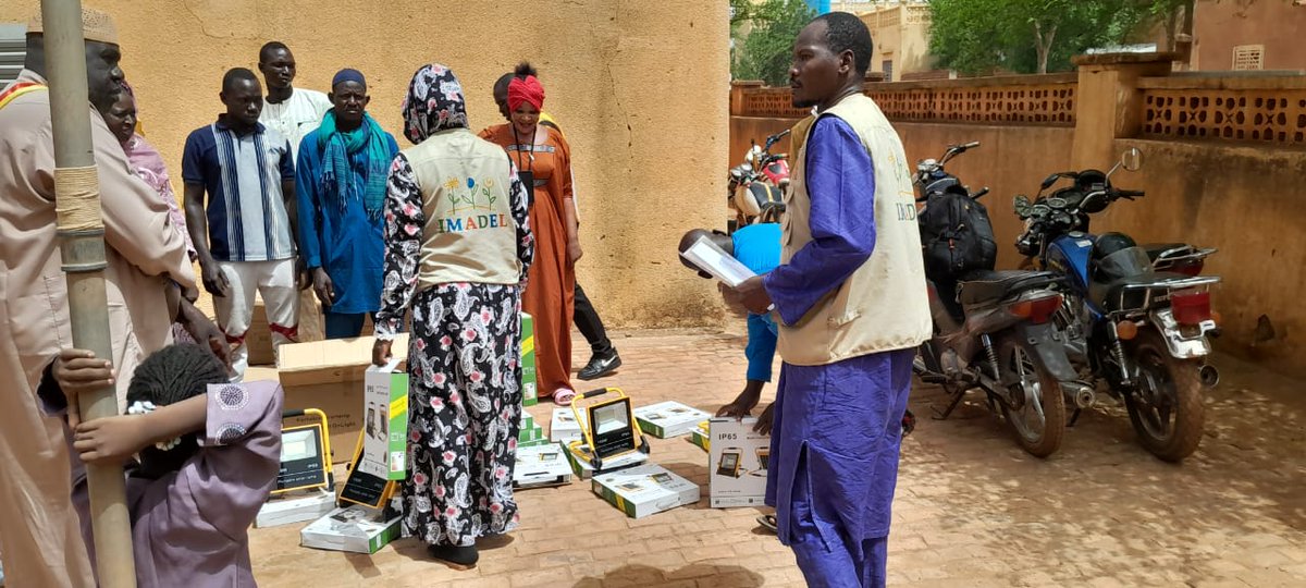 ONGImadel's tweet image. #PCRSS
#ONG_IMADEL a procédé à la distribution des kits de nécessité de base et d’éclairage solaire au compte des déplacés internes et ménages vulnérables identifiés dans le village de #Diondiori, #Konna et la commune de #Mopti
@ONGImadel @SOS_SAHEL_