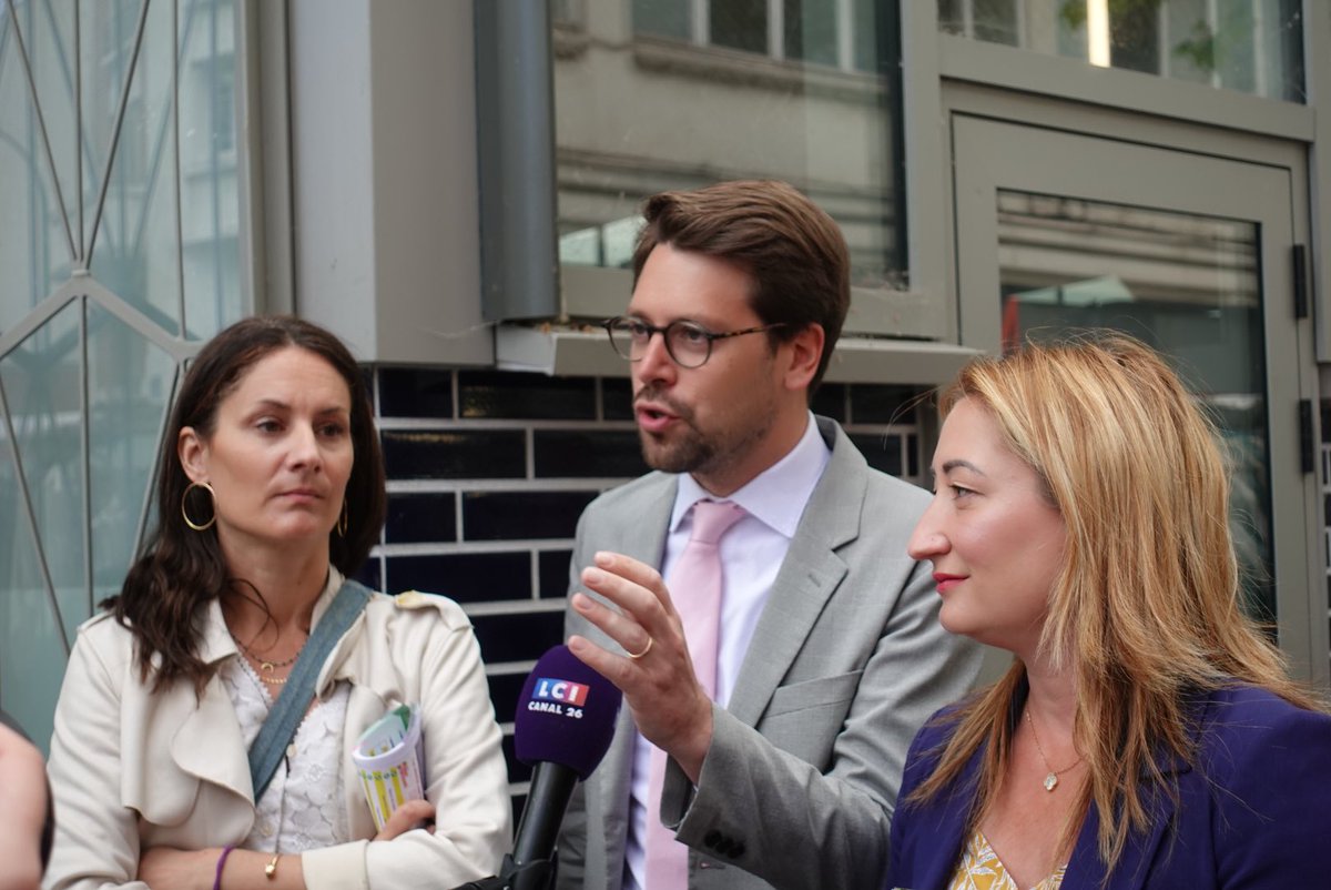 Benjam1Lucas's tweet photo. Passage par Asnières-sur-Seine ce matin pour soutenir mon amie @FMPasquini dont la voix est indispensable dans la future Assemblée nationale. Pour l’école publique, les droits des enfants, les services publics, l’écologie : dimanche on vote Pasquini, lundi on change la vie ! https://t.co/XyhsRjTMb8