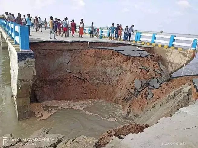 Akash785724's tweet photo. गर्मी से परेशान होकर फुल नदी में कूद
इतना तो झुमका भी नहीं गिरा बरेली के ���ाज़ार में जितना पुल गिर रहें हैं बिहार में 🥹
वि��ाश ही विकाश नज़र आ रहा बिहार में #BiharFlood #NewsUpdate #collapse #WeatherForecast #floodinassam https://t.co/rykr8P5R2Y