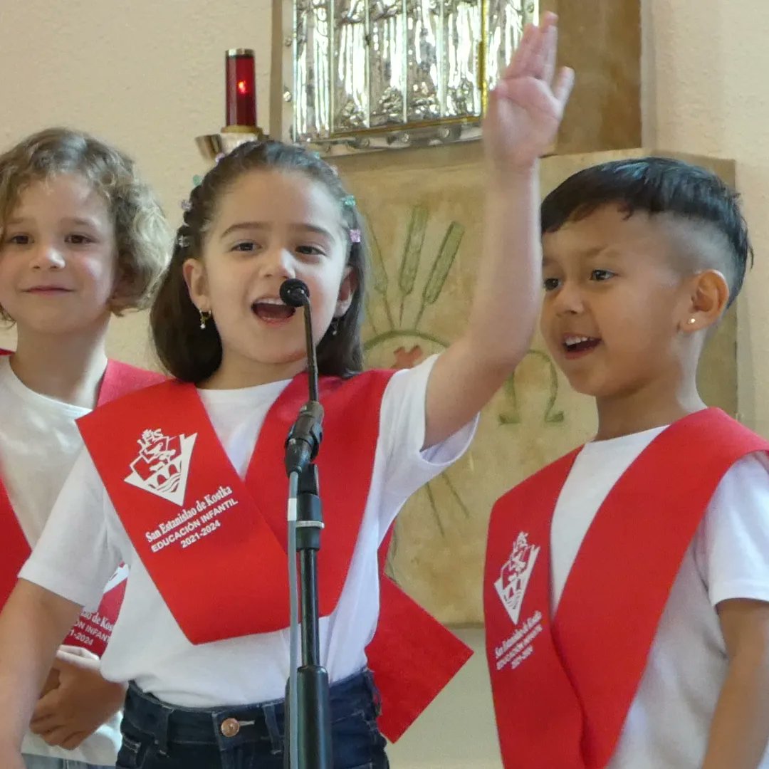 Nuestros pequeños de Infantil pasan a primaria y recordarmos la bonita graduación que vivimos con las familias y maestras en el <a href="/elmilagrosj/">Milagro de San José</a>
Cómo dice la canción...3 años han pasado de esfuerzo y de trabajo...Y momentos inolvidables que esperamos nunca olviden¡Primaria os espera!
