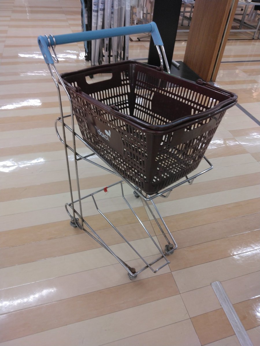 ダイエー 湘南台店の買い物かご、カートです。 買い物かごは、三甲製