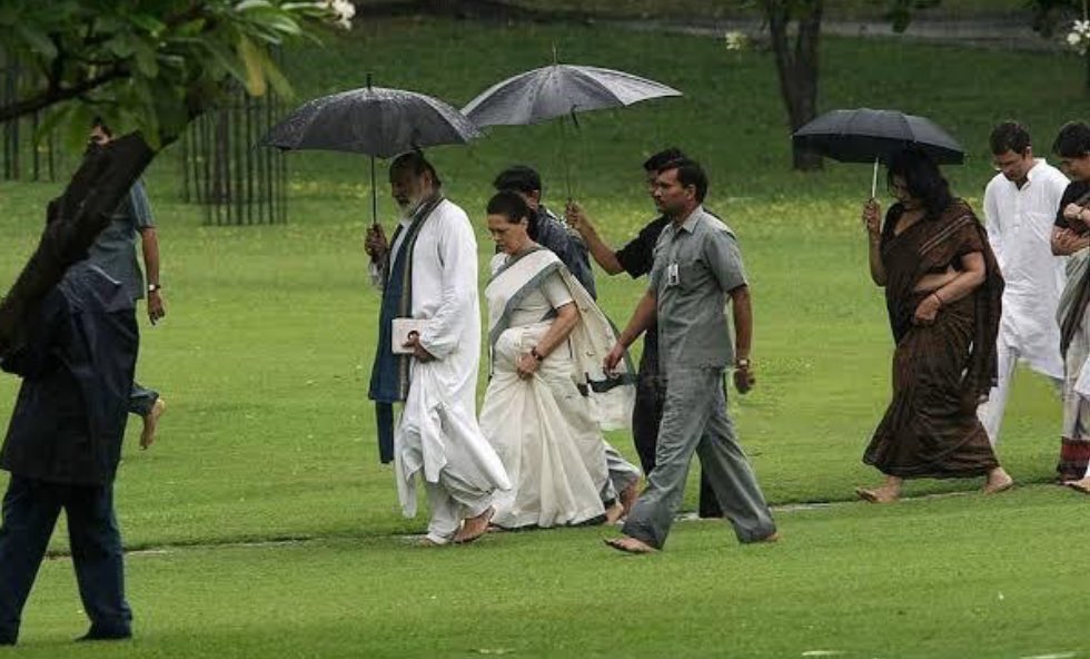 luckyschawla's tweet photo. Why can’t these people carry their own umbrellas?! What sick privilege is this? https://t.co/tU9XbAO71M