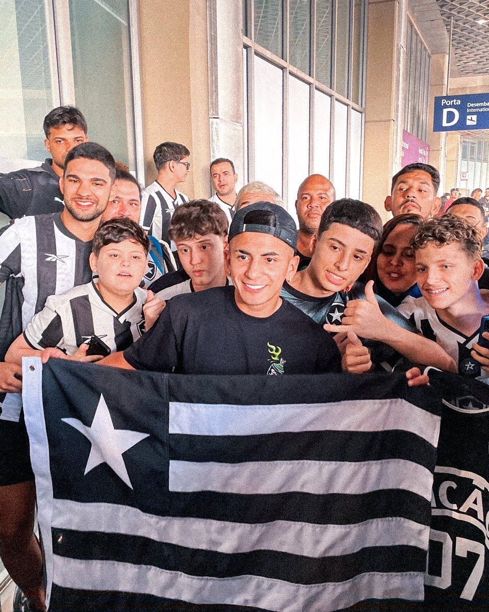 informafogo's tweet photo. A maior contratação da história do futebol brasileiro: do BOTAFOGO! 🇦🇷 

📸 | @BTBSPORTSOFICI https://t.co/WI8VAGpKs5