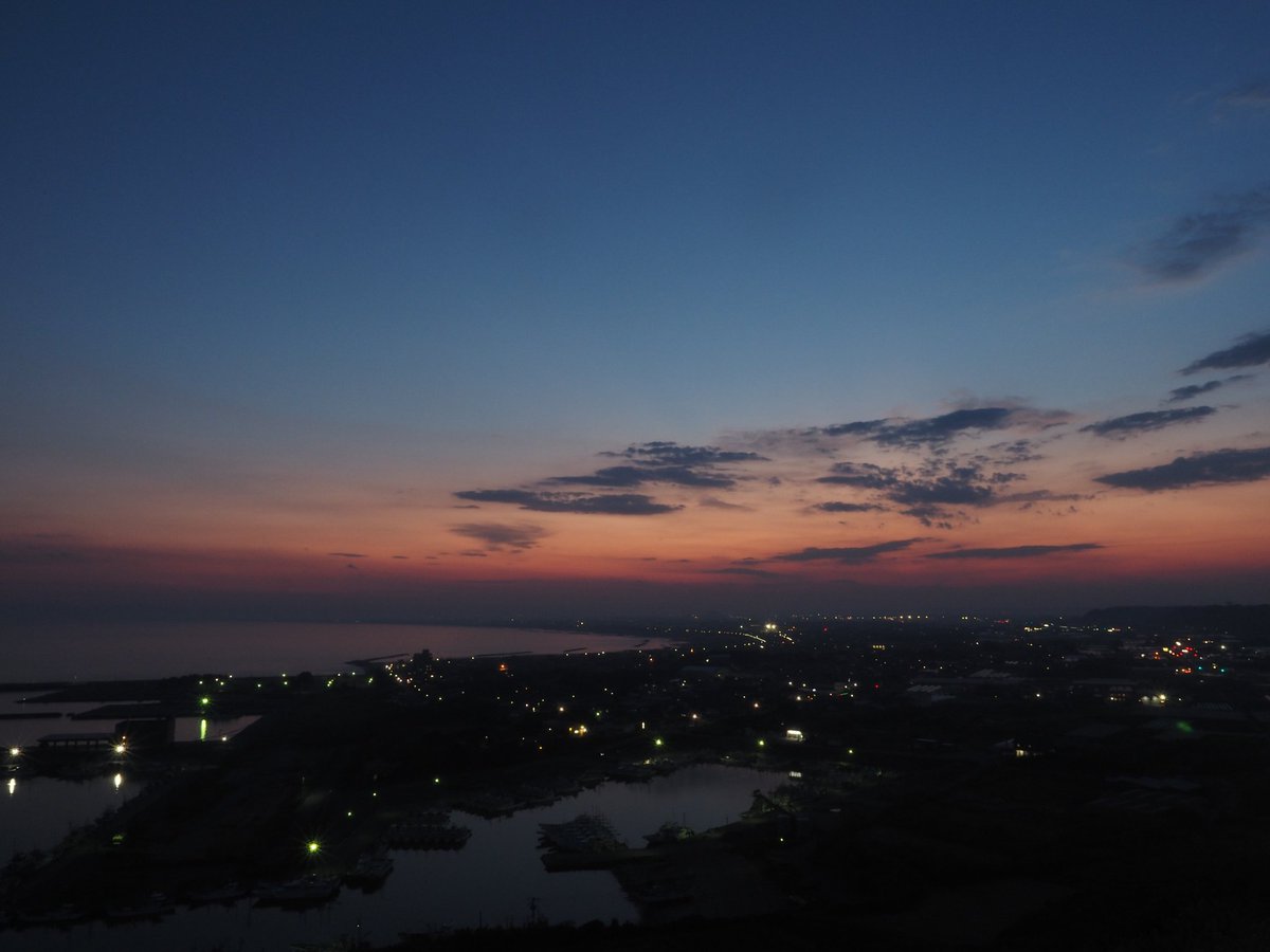 midnightmayor's tweet photo. 海の見える街の黄昏れ時

#イマソラ
#マイあさ https://t.co/XcGCyPJlyS