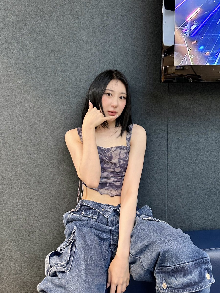 official_LCY's tweet photo. [#CHAEYEON_pic📸] 24.07.04 엠카운트다운

뚜-뚜-뚜-뚜 ☎️ 채연이의 Don't 첫 방송 잘했다고 전화 왔어요 📞
채리쉬의 든든한 응원 덕분에 엠카운트다운에서의 Don't 첫 무대 완료🍒

#이채연 #LEECHAEYEON
#DON_T #SHOWDOWN https://t.co/iqrKBYtkYq