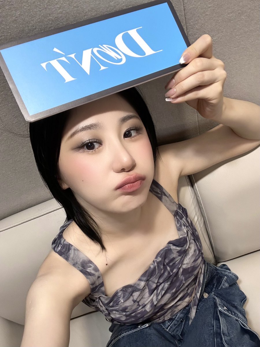 official_LCY's tweet photo. [#CHAEYEON_pic📸] 24.07.04 엠카운트다운

뚜-뚜-뚜-뚜 ☎️ 채연이의 Don't 첫 방송 잘했다고 전화 왔어요 📞
채리쉬의 든든한 응원 덕분에 엠카운트다운에서의 Don't 첫 무대 완료🍒

#이채연 #LEECHAEYEON
#DON_T #SHOWDOWN https://t.co/iqrKBYtkYq