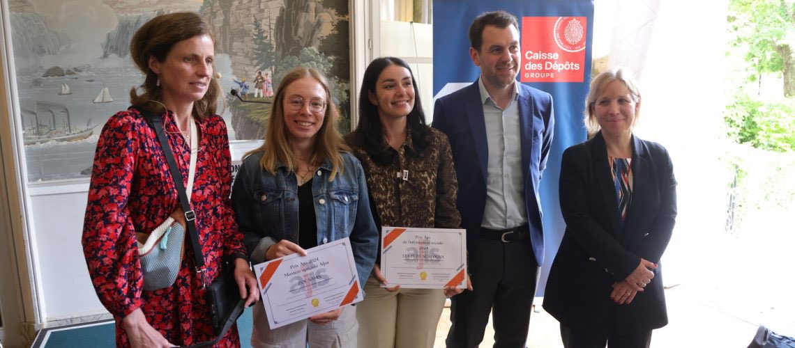 LeaPetitSca's tweet image. Quelle immense fierté de me voir remettre le prix @assoajis sous les yeux émerveillés de mes parents. Un moment rendu possible grâce au jury de l’association, au directeur de l'@IjbaOfficiel, Arnaud Schwartz
et à mon tuteur d'alternance à l'@humanite_fr , Stéphane Guerard.