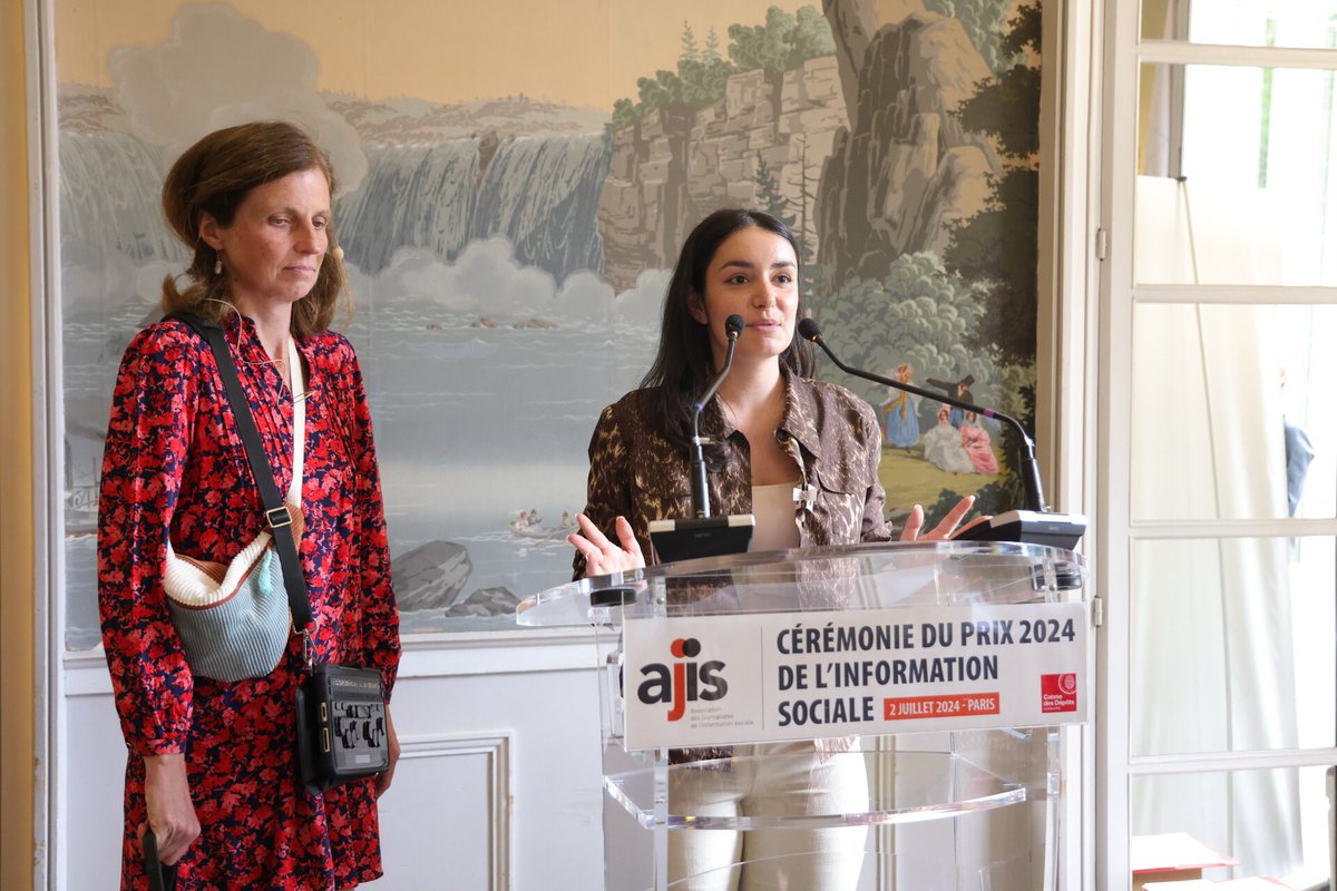 LeaPetitSca's tweet image. Quelle immense fierté de me voir remettre le prix @assoajis sous les yeux émerveillés de mes parents. Un moment rendu possible grâce au jury de l’association, au directeur de l'@IjbaOfficiel, Arnaud Schwartz
et à mon tuteur d'alternance à l'@humanite_fr , Stéphane Guerard.