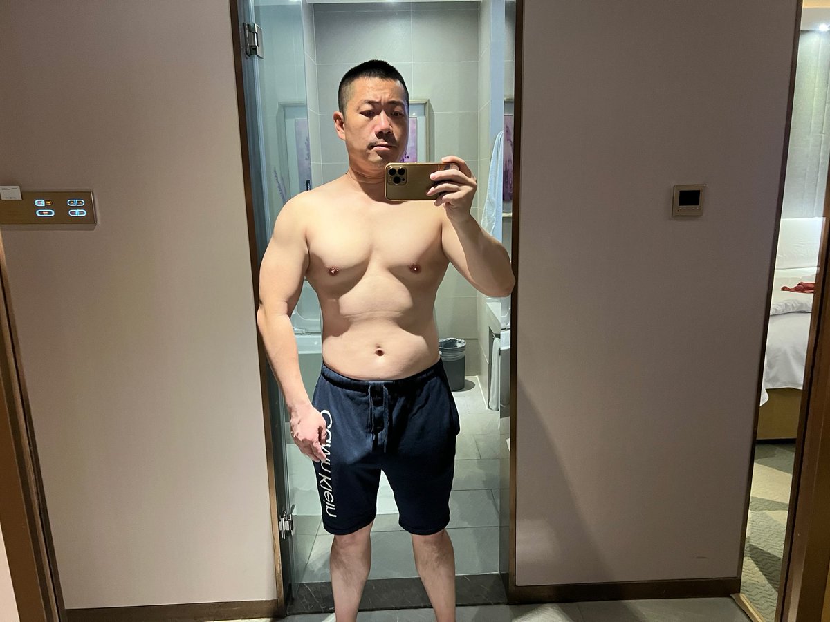 AusAaron's tweet photo. 腹肌这种东西，这辈子都不会有了 https://t.co/PzXOPgw0l8