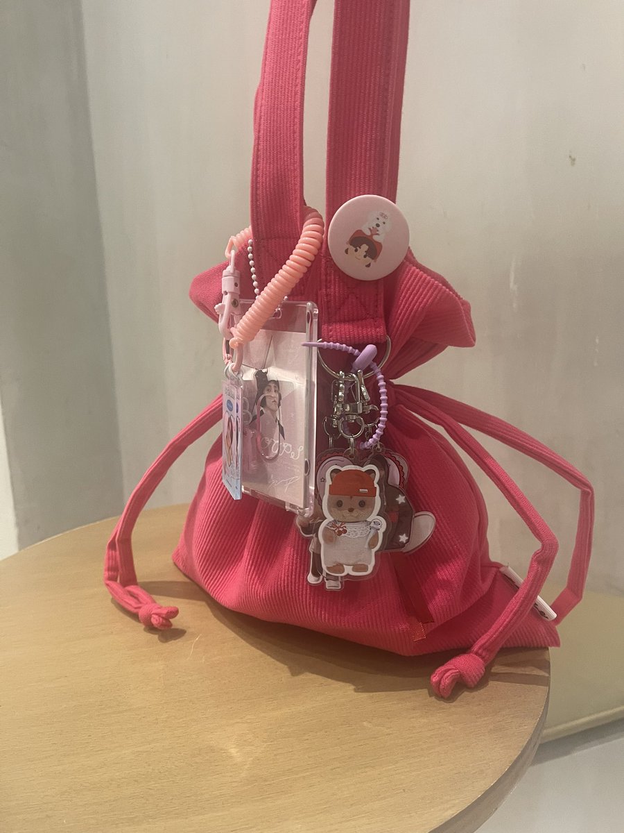 cheollycherries's tweet photo. #mailforbelle | #frombetterbeU 

Finally got a new bag fit for my anik-aniks while still being spacious enough inside and easy to carry around 🥹 thank you @BetterBeU_ 🤍 https://t.co/K0AzsZqOhE