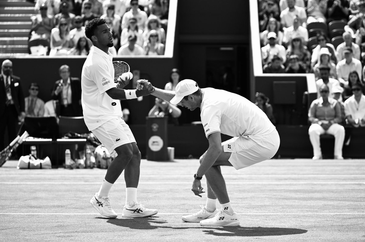 BlackSpinGlobal's tweet photo. #Wimbledon | @arthurfils is into the third round after (7)Hubert Hurkacz retired with a leg injury – Fils led 7-6(2), 6-4, 2-6, 6-6(9-8).

The 20-year-old Frenchman, through to his first third round at a major, takes on Roman Safiullin next.

📸 | Mosa'ab Elshamy; Mike Hewitt https://t.co/8u7zPZ7j2e