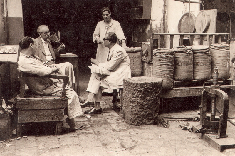 نجيب محفوظ بتسامر مع أبطال رواياته..