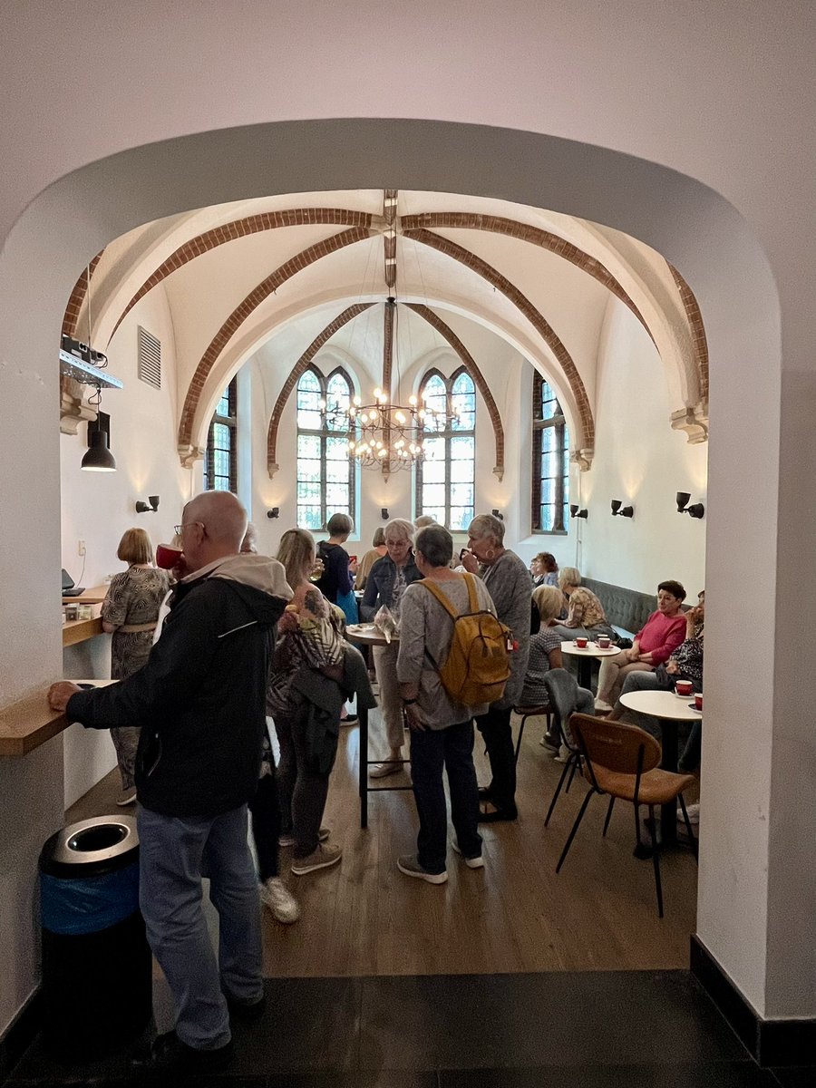 Vanmiddag was de afsluiting van het pilot project ‘Kunst door de Brievenbus’ in <a href="/KloosterWoerden/">Het Klooster</a> Een gezellige middag waarbij deelnemers hun gemaakte werkjes deelden en de vrijwilligers in het zonnetje gezet. 
Conclusie: een geslaagde pilot met 130 deelnemers!! 🥳💐