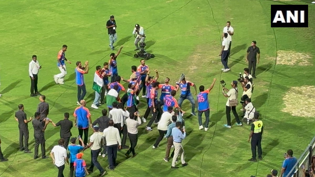 Satendr36763872's tweet photo. Indian Cricket players dance to the tunes of dhol at Wankhede Stadium at an event being held here after their victory parade to celebrate their #T20WorldCup victory. https://t.co/EmcRrniquO