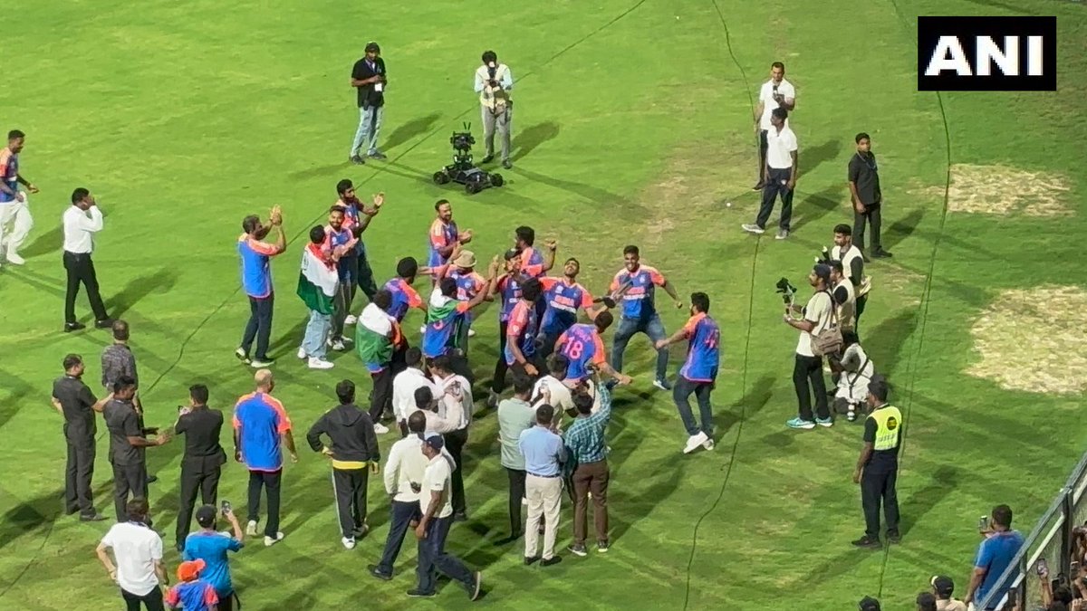 Satendr36763872's tweet photo. Indian Cricket players dance to the tunes of dhol at Wankhede Stadium at an event being held here after their victory parade to celebrate their #T20WorldCup victory. https://t.co/EmcRrniquO