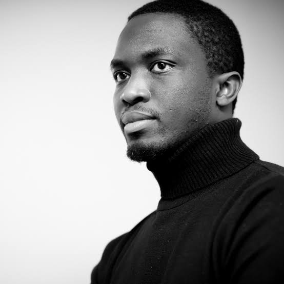 malick_yacine's tweet photo. Mbougar Sarr à propos de la possible arrivée de l'extrême droite au pouvoir en France:

« Je dis tout  ce qui suit sans pessimisme : quoi qu’il arrive ce dimanche, le pire ne  disparaîtra pas. Il est déjà là et demeurera. Dans le moins affreux des cas, dimanche prochain, un sursaut serait un sursis. Mais il y a, du point de vue tactique, une différence capitale entre affronter un pire qui a le pouvoir et un pire qui le détient presque. Voilà pourquoi, avec l’impuissance de l’étranger sans vote, mais qui a un regard puisqu’il  est regardé, j’espère que le RN n’aura pas de majorité.

J’espère que les Français que répugnent encore le racisme, l’inculture ou la  malhonnêteté historique, la simplification brutale du réel, la  discrimination organisée, le goût des instincts petits, la misomusie  sotte, la violence glorifiée, le sexisme satisfait, s’opposeront au RN.

Je ne découvre rien de tout cela. Je suis Noir, non-français : je sais ce que  je représente ici. Écrivain reconnu ou pas, je sais depuis longtemps où  je vis. Ce pays peut être merveilleux ; il l’a été pour moi. Mais je n’y  oublie jamais ce qu’une partie (croissante) de sa population, de ses  élites politiques, de son histoire, pense de moi (pas « moi » au sens seulement individuel). Alors que la « loi immigration » s’apprêtait à être validée par un gouvernement (dont le chef appelle aujourd’hui à  faire barrage contre le RN, qui avait vu « une victoire idéologique »  dans cette loi), j’écrivais : "…les législations sur les étrangers sont  toujours des galops d’essai politiques, des laboratoires. L’horizon de  cette loi n’est pas seulement de désigner, dans la population des  immigrés, qui est gardable et qui est irregardable, mais bien de  distinguer chez les Français eux-mêmes, parmi lesquels, bien sûr, se  trouvent des gens aux origines étrangères, entre vrais et faux. Oui, ça  pue. Le langage de la souche n’est pas loin ".

Nous y sommes : la grande centrale du tri. Ce n’est plus une affaire qui ne concernerait que les « autres ». La victoire est d’abord idéologique. Ensuite elle aspire à être politique et sociale. Ensuite elle visera au  biologique. Ensuite ? Vous le savez. Le fond la chose est celui-ci. Rien  d’autre. C’est contre ça qu’il faudra (continuer à) se battre dès  dimanche, quoi qu'il se produise. »

Texte publié sur instagram https://t.co/dlhEWnPadH