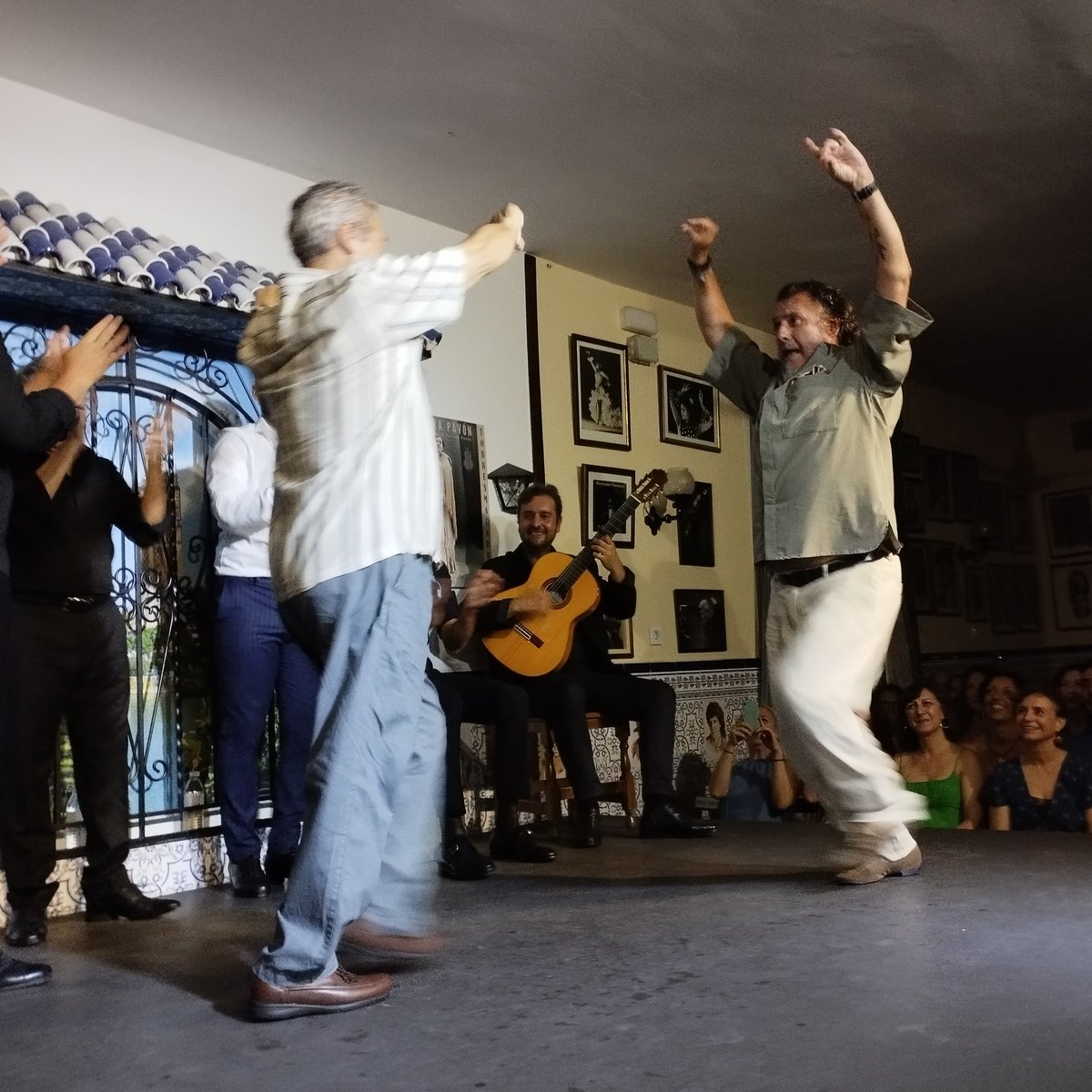 Otra noche de disfrute y baile grande en Torres Macarena, con Antonio Amaya 'Petete' y un cuadro de lujo: Paco Iglesias a la guitarra, Luis Amador y Sebastián Sánchez al cante, y Joselito Carrasco al compás 💃🏻💃🏻💃🏻.