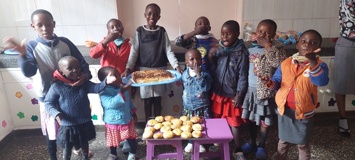 Nic tak nie cieszy jak uśmiech dziecka!
Dziewczynki z Domu Dziecka w Limuru od kilku dni szlifują swoje umiejętności kulinarne, a co ważniejsze, mogą spożywać ciepłe posiłki! 
Dziękujemy Wam za wsparcie projektu Woreczek Ryżu. 
Wspierajmy <a href="/MisjeOFMConv/">Misje Franciszkańskie</a> i dzielmy się dobrem! 🫶
