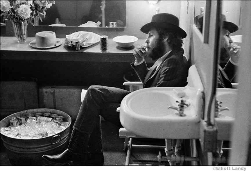 TheBandOfficial's tweet photo. "We wanted Music From Big Pink to sound like nothing anyone else was doing. This was our music, honed in isolation from the radio and contemporary trends, liberated from the world of the bars and the climate of the Dylan tours." - Levon Helm
πΈ @ElliottLandy #BigPinkWeek https://t.co/6rbObCIfom