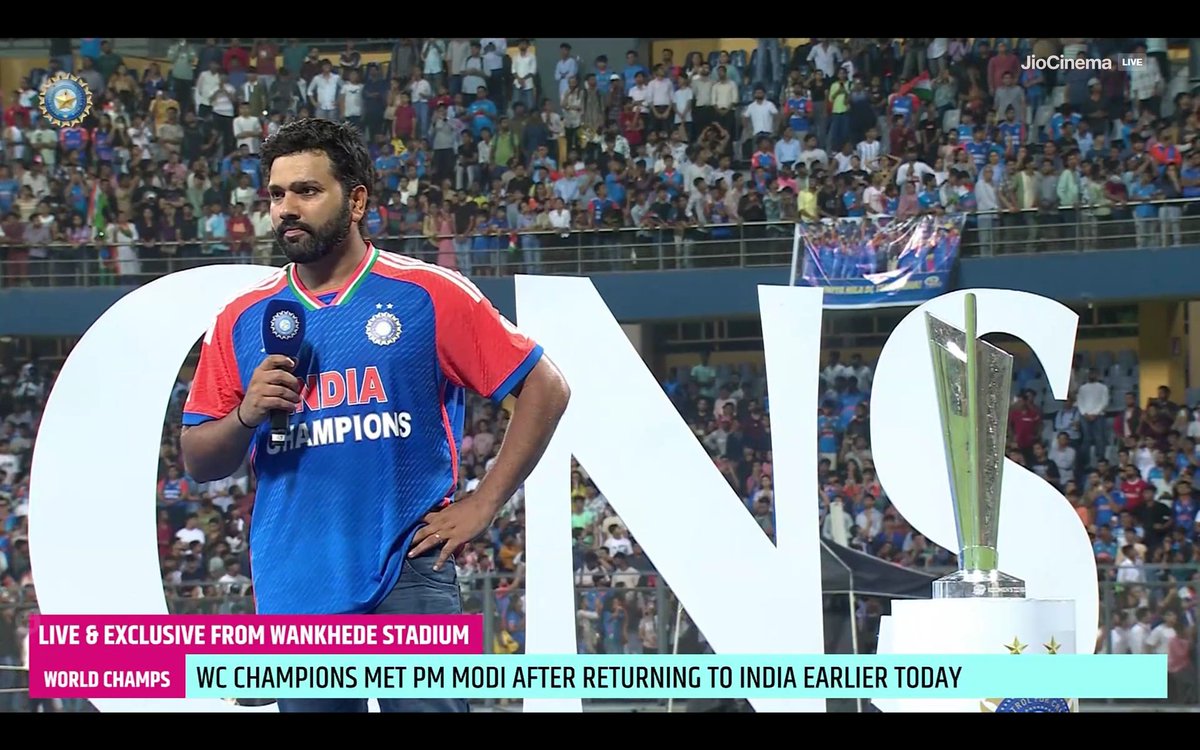 CricCrazyJohns's tweet photo. Mumbai ka Raja is here, the loudest cheer. 🔥 https://t.co/sjxY6mCawG