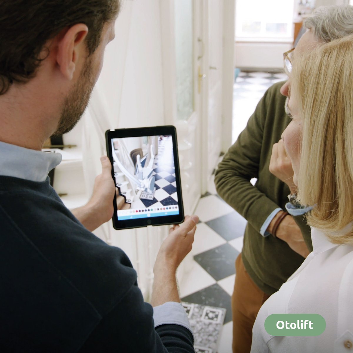 Voordat we uw traplift installeren, komt één van onze adviseurs bij u langs om uw trap op te meten. Met onze zelfontwikkelde Augmented Reality app meet de adviseur uw trap nauwkeurig op. Dankzij onze Virtual Reality app kunt u zien hoe de traplift er op uw trap uit komt te zien.