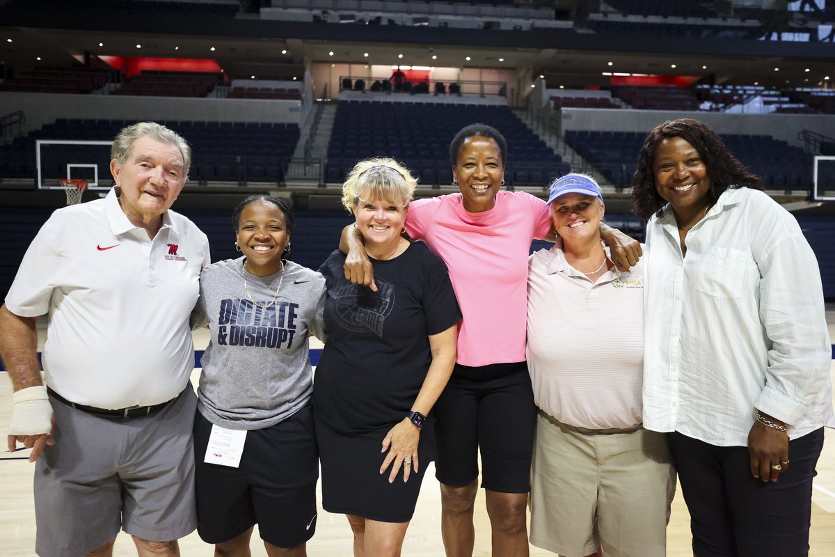 YolettMcCuin's tweet photo. Just hanging with some Giants of Ole Miss WBB! #NoCeilings ❤️💙 #HottyToddy https://t.co/pnBrp2ghIH