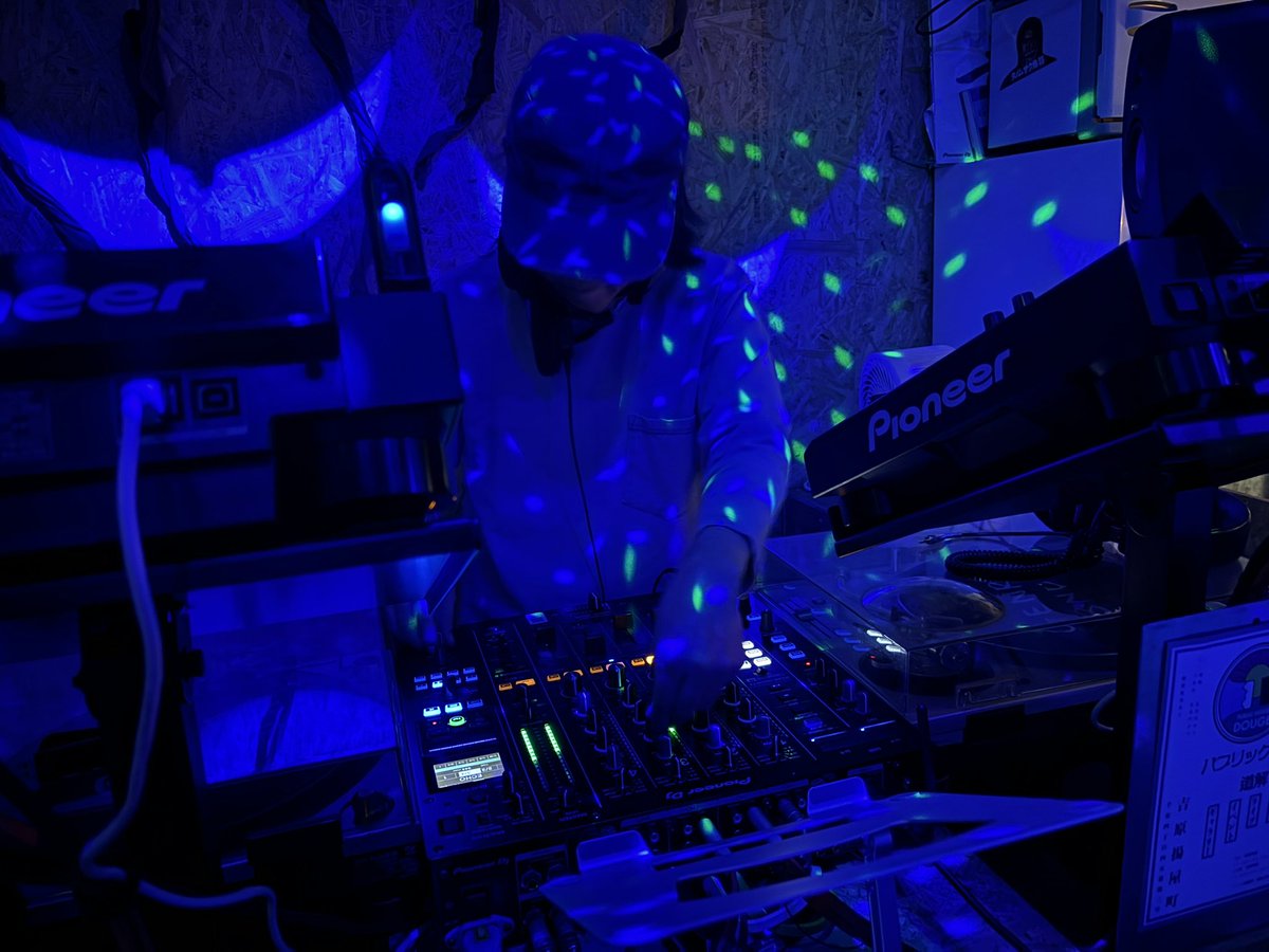 AkikoIwahara's tweet photo. 浅草の新しいDJ Barで
巨匠DJ WADAさんに
久しぶりお会いできた‼️
私の中でテクノ相談役です😅
モヤモヤがパーン！と晴れる✨
感謝でしかない✨
ありがとうございました🙏😭
良いハコでした🧡
#djwada #パブリックハウスDOUGE
#technonight #technoparty #asakusa 
#テクノ #テクノ界の大御所 #感謝 https://t.co/WqTgjRgeQ5