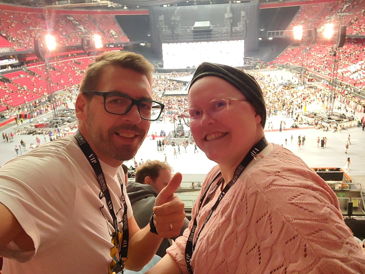 Vgwim7's tweet photo. @taylornation13 @taylorswift13 MADE it. Fighting cancer, going through chemo, still making it to the ERAS tour. 💪💪 Love my wife Anouk. https://t.co/4hg8ZM4BHT