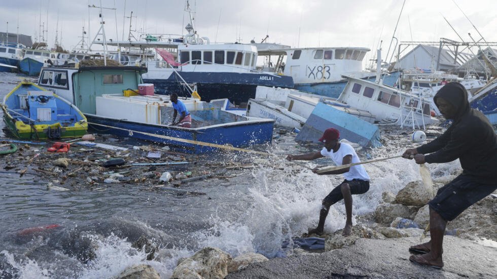 YaimerisV's tweet photo. Lamentamos las pérdidas de vidas humanas y materiales que ha provocado #BerylHurricane en su paso por el Caribe. https://t.co/fDJgsSqO8v