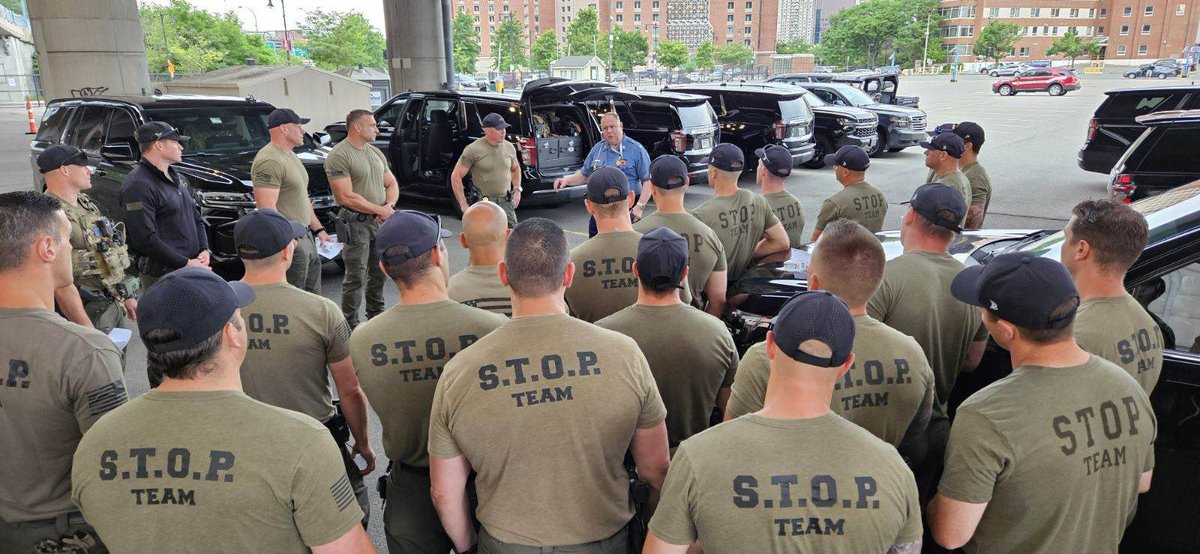 MassStatePolice's tweet photo. In addition to uniformed and plain-clothes officers, our specialized functions are working continuously to keep you safe. 

The Oval opens at noon, and we can’t wait to welcome you! 

If you see something suspicious, please get in touch with a uniformed officer or call ☎️ 911. https://t.co/sJWABqJKxd