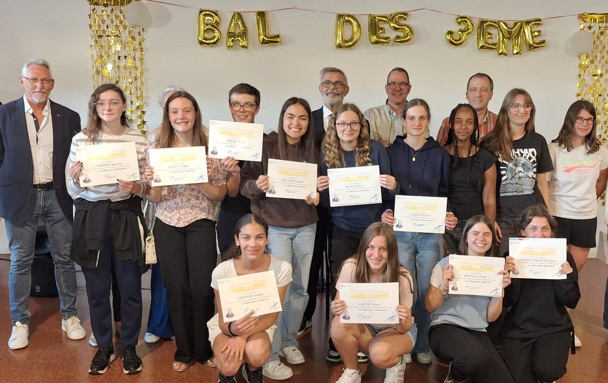 ClgFleury's tweet photo. En ce 04/07/24, remise des diplômes d'excellence à nos élèves !
119 élèves ont eu les félicitations sur l'année 👍👍
19 ont eu les félicitations de la 6e à la 3e 🥰🥰. Nous sommes fiers de vous ! https://t.co/GNrNhlWgim