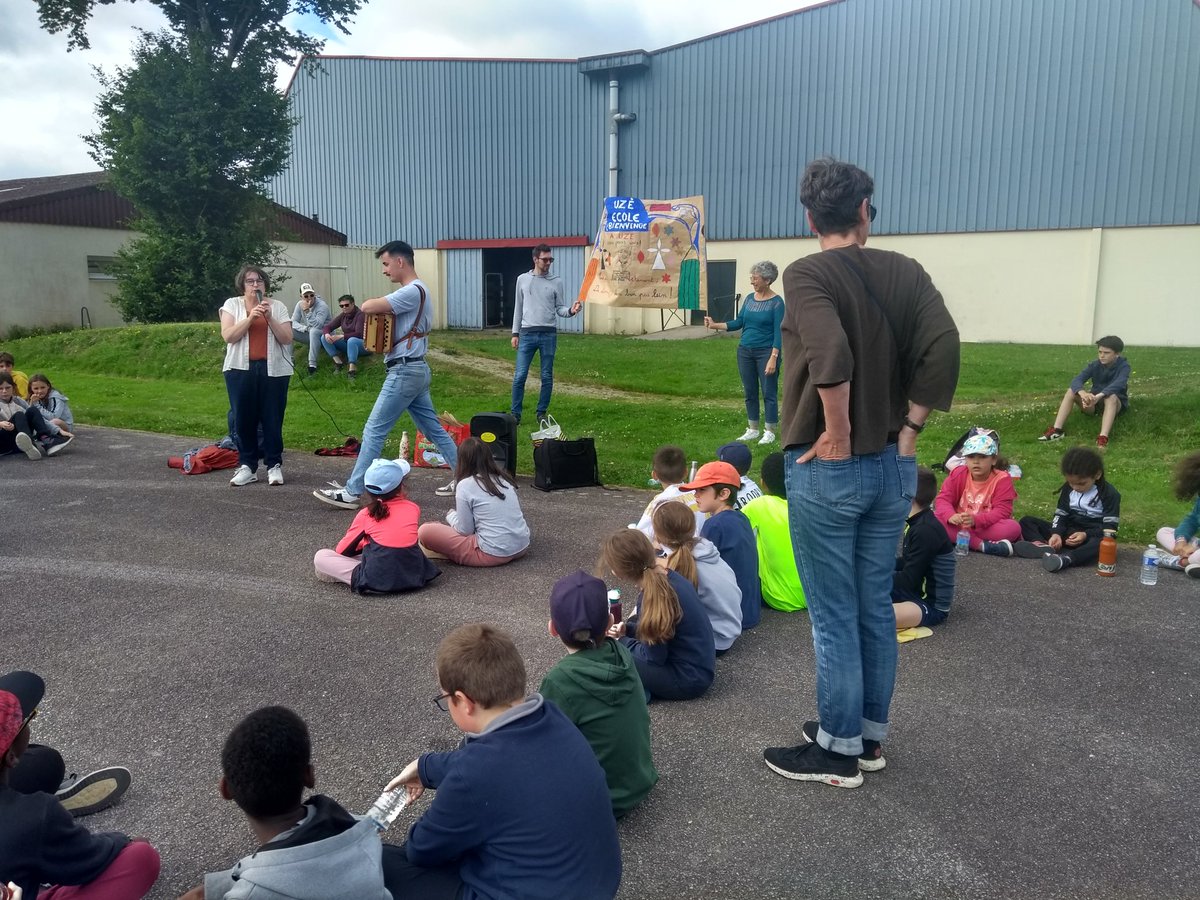 Ce matin à Uzel, les ebluçons des écoles du 22 ayant des cours de Gallo se sont retrouvés pour partager des temps en Gallo en jouant à la soule,au court- bâton, au Pitaod,ou en dansant, en présence de l'Inspectrice EN et des Maires du territoire.  Moment festif pour les queniaos